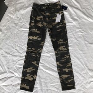 Forever 21 Camo skinny ripped pants sz27